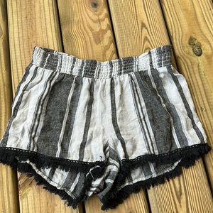 VANILLA STAR  GREY AND BLACK FLOWY SHORTS SIZE LARGE